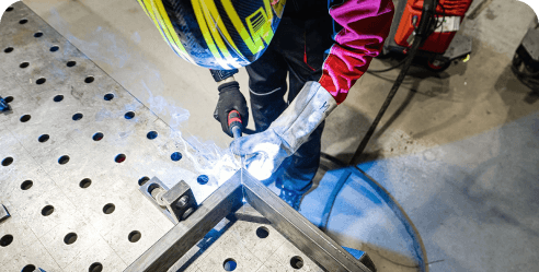 Detail svařování kovového dílu