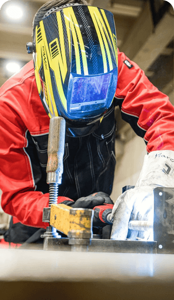 Řemeslník při práci v ochranné kukle