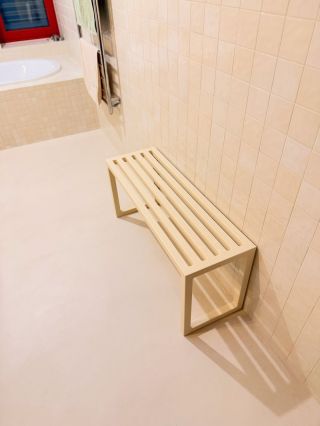 Od vás🏠 Kdo řekl, že zahradní lavice patří jen ven? 👀 Klasik lavice v zakázkové úpravě tentokrát našla své místo v...