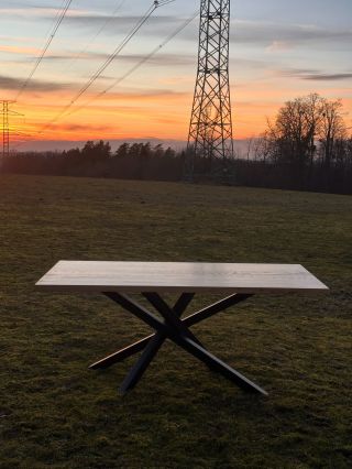 Krásná spolupráce s @truhlarstvi_guziur Masivní stolová deska z jejich dílny doplněná našimi kovovými nohami na míru.💫...