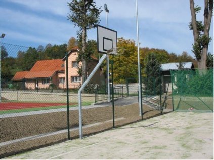 Basketbalová konštrukcia na streetball vrátane dosky, koša a siete