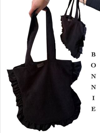 Taška Bonnie je jedna z naší stálé kolekce. Elegantní, možná lehce extravagantní, lehká, příjemná a hlavně ojedinělá....