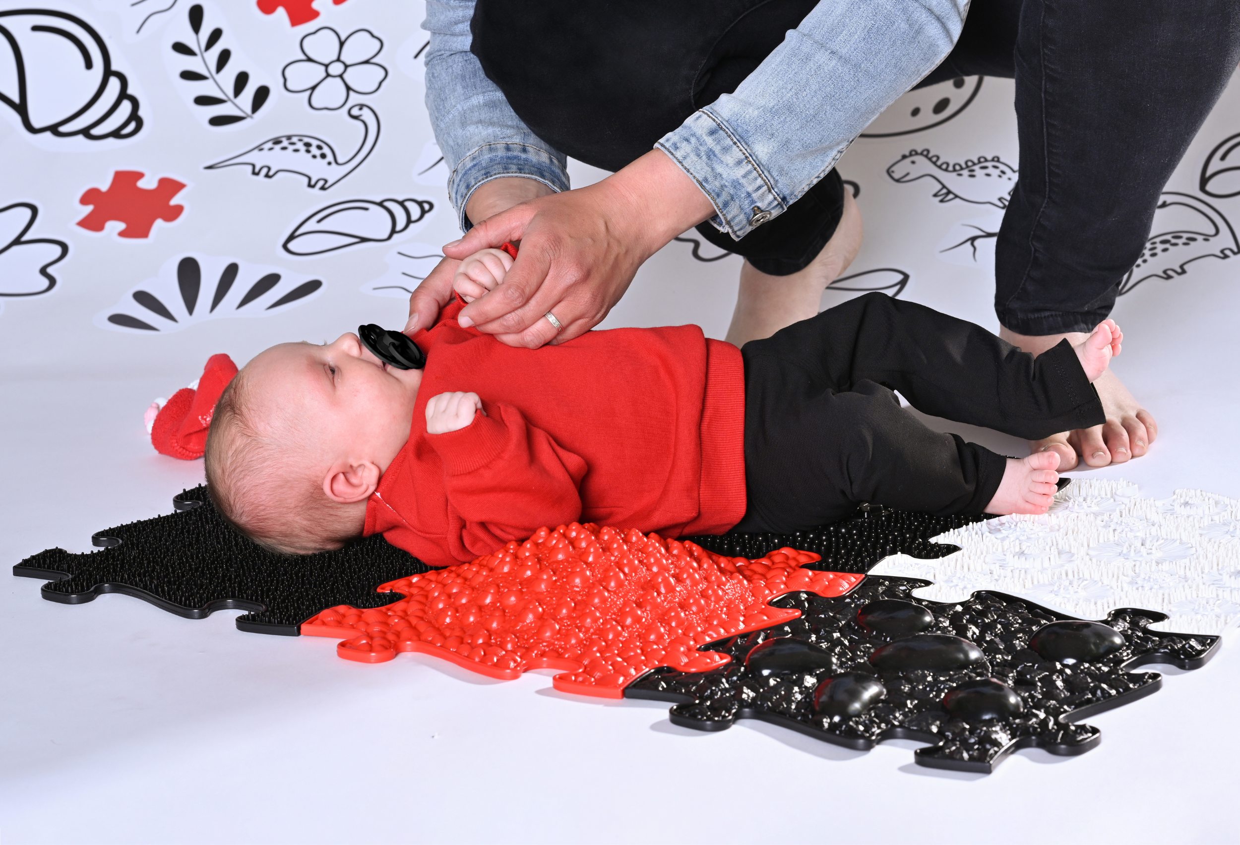Contrasting colours for baby's development: How to choose toys and accessories?