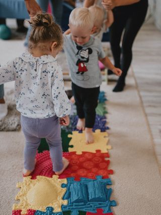 S MUFFIKEM je každý den ve školce plný objevování, radosti a zdravého pohybu. 👣 Každý krok po MUFFIK podložkách je malá...