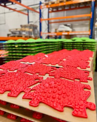 Nahlédněte do našeho skladu! 🏭 Tady podložky čekají na všechny své kamarády, než se společně rozdělí do jednotlivých setů....
