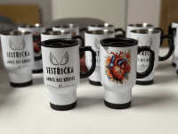 Květa Vítová s hrnkem MugStyle v bílém triku