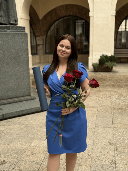 Květa Vítová při promoci v modrých šatech – zakladatelka MugStyle