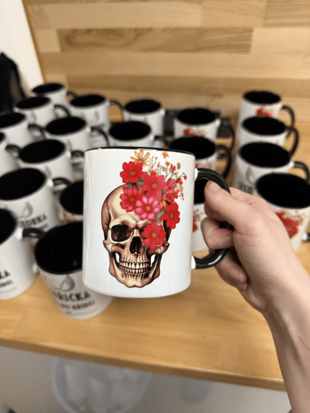 Detail termohrnku s anatomickým srdcem v ruce – MugStyle