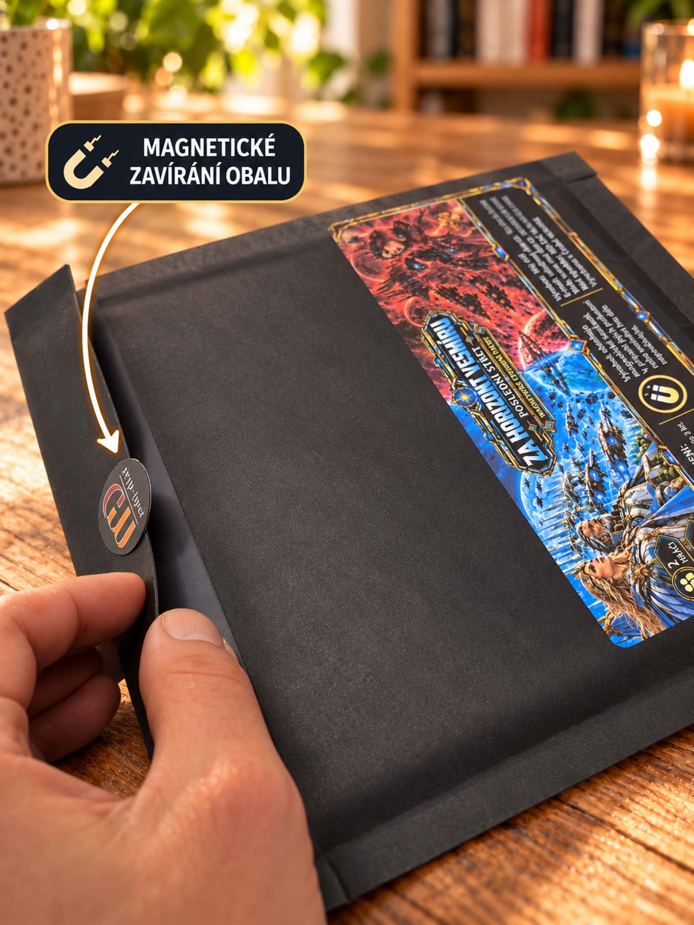 Detail magnetického zavírání černého obalu cestovních šachů Za horizont vesmíru
