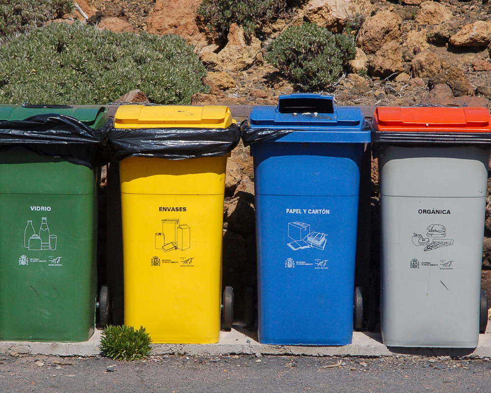 Barevné kontejnery a jejich tajemství: Co a kam patří pro efektivní recyklaci