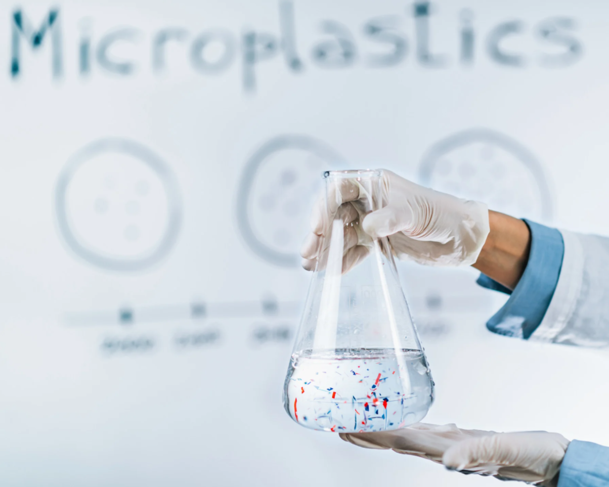 Mikroplasty: Hrozba pro životní prostředí a zdraví