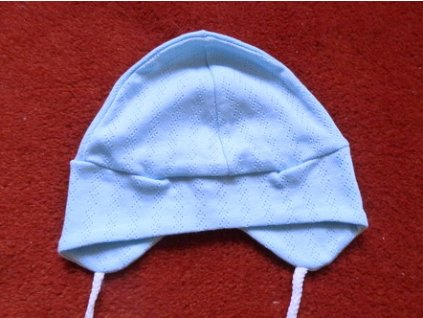 Bavlněná čepička pilotka modrá s dírkatým vzorem 68