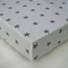 prosteradlo hvezdicky sede na bilem