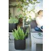 Hnědý květináč CUBE PLANTER na terase
