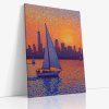 Pointilistický obraz lodi u města při západu slunce, zachycující teplé barvy oblohy na plátně.