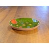 keramický talíř zelený, barevné putíky