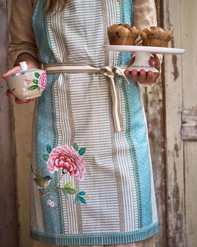 Když se funkčnost spojí s krásným designem ✨ Zástěra PIP Studio Blushing Birds ochrání oblečení a zároveň rozzáří každou...