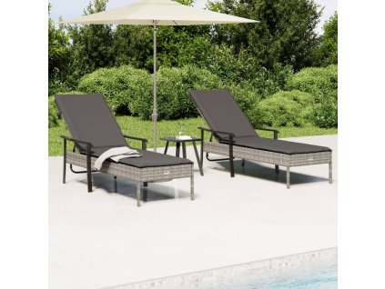 vidaXL Zahradní lehátka 2 ks se stolkem a poduškami šedá polyratan