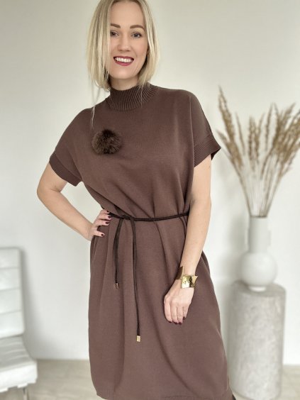 Hnedé pletené šaty s brmbolcom