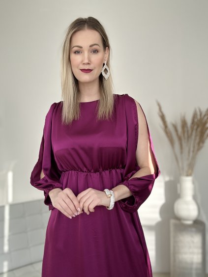 Purpurové saténové šaty