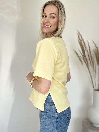 Moderné žlté tričko