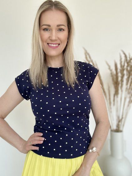 Moderné bodkované tričko modré