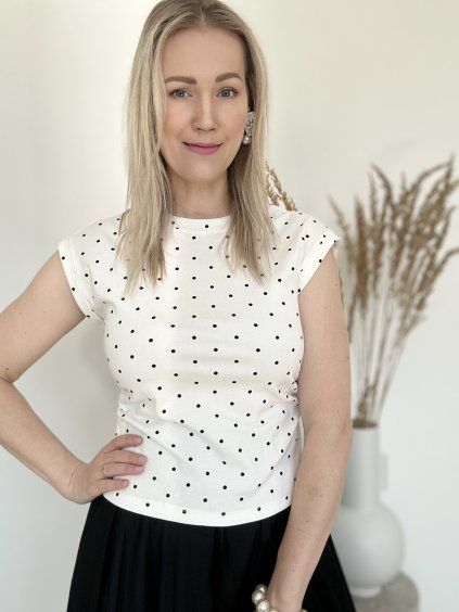 Moderné bodkované tričko modré