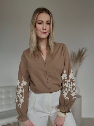 Ak hľadáš niečo výnimočné, čo ťa odlíši a zároveň zostane vkusné a prirodzené, tieto košele sú presne pre teba.🤍🤎 ✨...