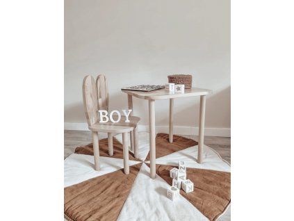 dětská dřevěná židle a stolek
