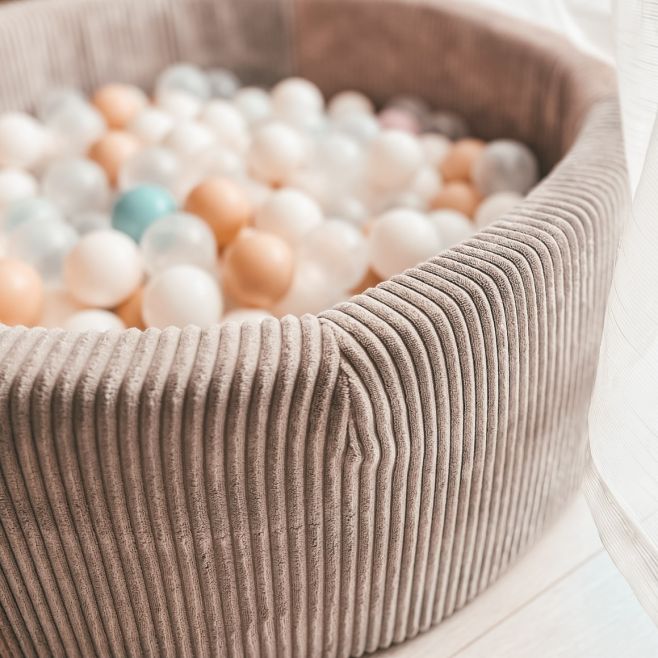 Manšestrové suché bazénky 😍 z kvalitního molitanu, který drží tvar i po náletu malých plavců 🛟🧒🏻👧🏼 Barevně si jej vyladíte...