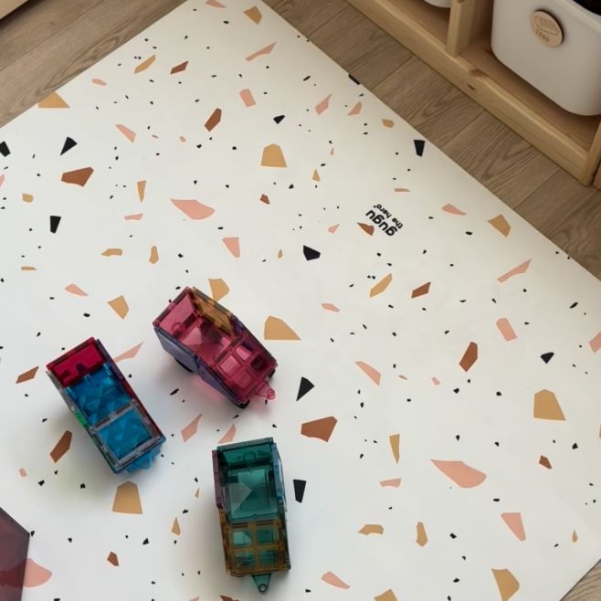 Gugu s designem Terazzo je skladem 📦🎊 GUGU HRACÍ PODLOŽKY najdete 🛍️ na e-shopu.
