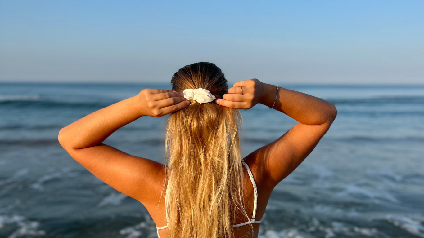 Jak obnovit vlasy po létě plném slunce a moře