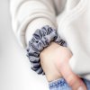 Úzká saténová scrunchie gumička - Šedá matná
