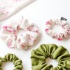 Úzká saténová scrunchie gumička - Matcha