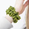 Úzká saténová scrunchie gumička - Matcha