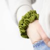 Úzká saténová scrunchie gumička - Matcha