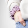 Úzká saténová scrunchie gumička - Lila matná