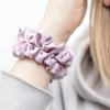 Úzká saténová scrunchie gumička - Pudrově růžová matná