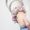 Úzká saténová scrunchie gumička - Pudrově růžová matná