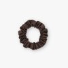 Úzká saténová scrunchie gumička - Dark chocolate