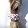 Saténová scrunchie gumička - Perlová