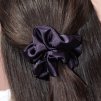 Saténová scrunchie gumička - Švestková
