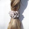 Úzká saténová scrunchie gumička - Perlová