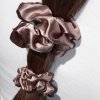 Úzká saténová scrunchie gumička - Rose gold