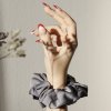 Saténová scrunchie gumička - Šedá matná