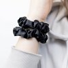 Úzká scrunchie gumička - Černá 4 ks