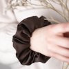 Saténová scrunchie gumička - Dark Chocolate matná