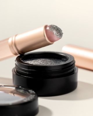 Dokonalosť sa skrýva v detailoch – a v správnych nástrojoch 🤍 Spoznaj SILICONE PIGMENT NAIL BRUSH, tvojho nového pomocníka...