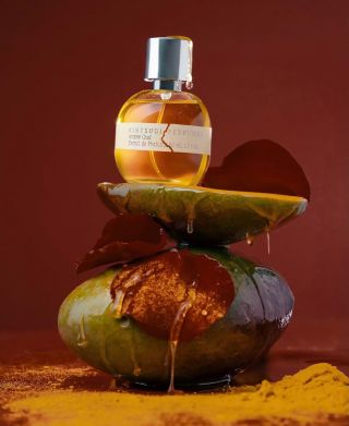 AMBRÉ OUD Extrait de Parfum @kintsugi_perfumes Otvára sa žiarivou sladkosťou manga.Kurkuma pod neho vkladá zlatistú...