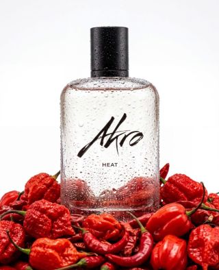 Novinka HEAT 🌶️ @akrofragrances S touto drevito-korenistou vôňou prináša AKRO jednu zo svojich najnávykovejších kreácií,...